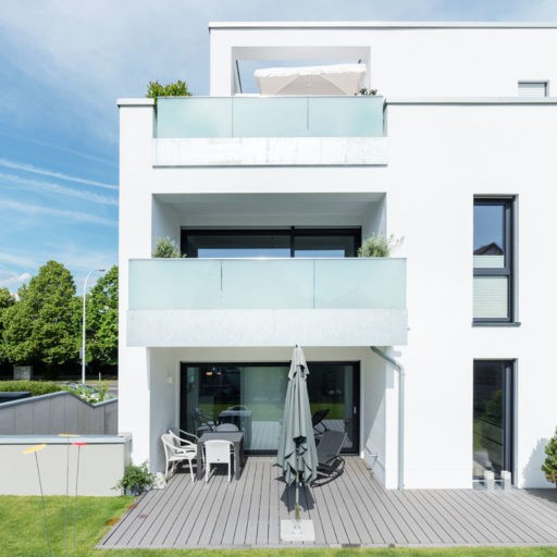 Modernes weißes Haus mit Balkon und Terrasse