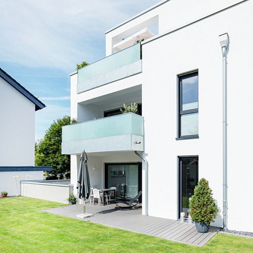 Moderne weiße Wohnung mit Balkon und Terrasse.