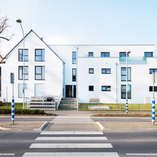 Modernes weißes Gebäude an einer Straße.