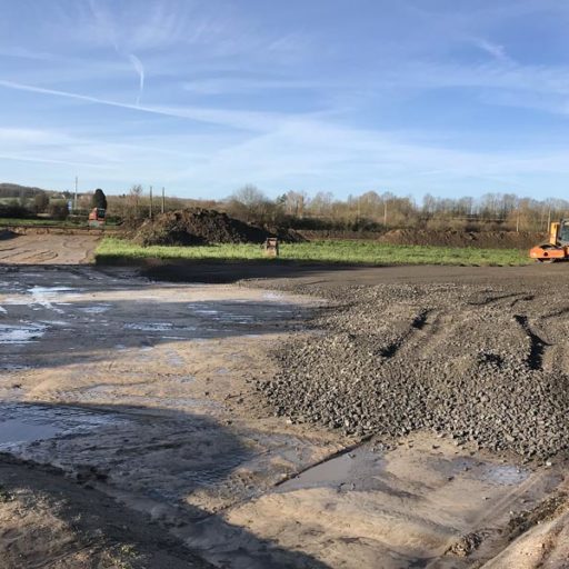 Baustelle mit schwerem Gerät im Freien