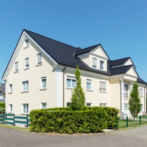 Zweistöckiges Wohnhaus mit Garten und Zaun