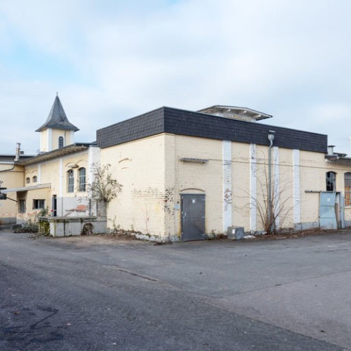 Altes Gebäude mit Turm auf Industriegelände