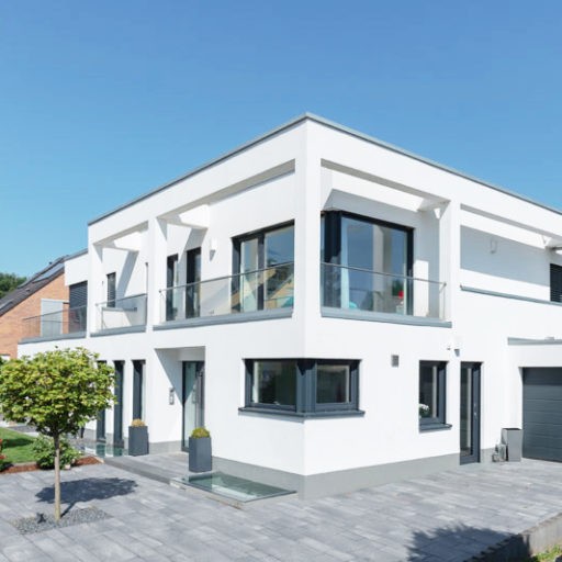 Modernes zweistöckiges Haus mit Garten und Garage.