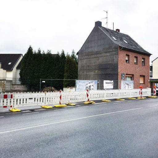 Baustelle vor einem alten Backsteinhaus