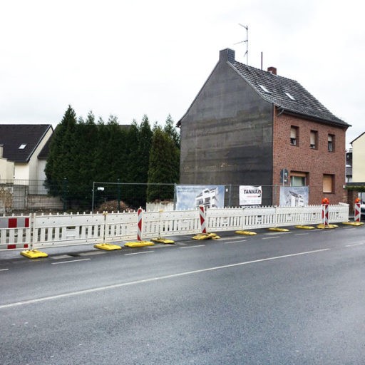 Baustelle neben einem roten Backsteinhaus