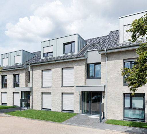 Neubau eines modernen Hauses mit Dachfenstern.